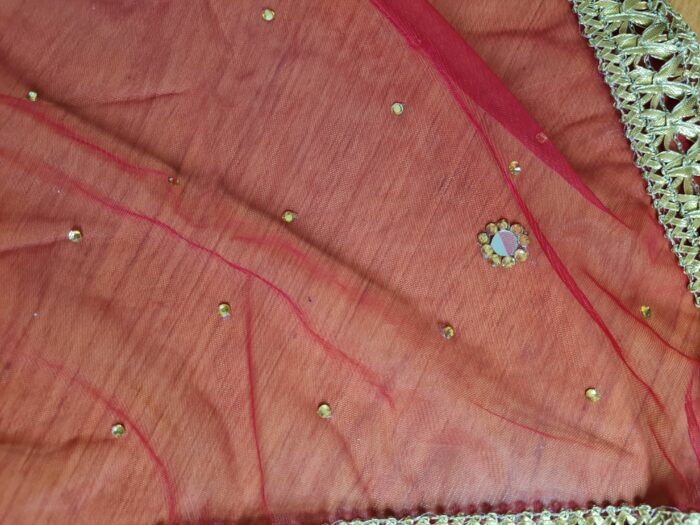 Dupatta vermelha e dourada de noiva com bordados pompons e barrado luxuoso