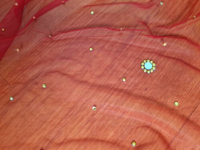 Dupatta vermelha e dourada de noiva com bordados pompons e barrado luxuoso