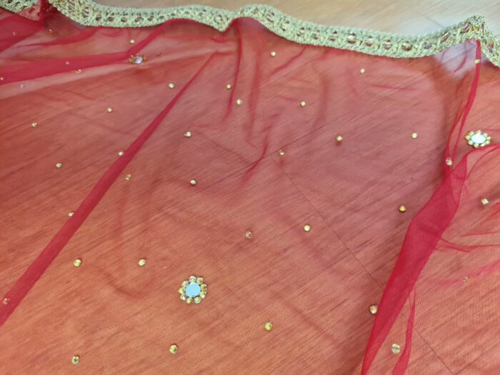 Dupatta vermelha e dourada de noiva com bordados pompons e barrado luxuoso