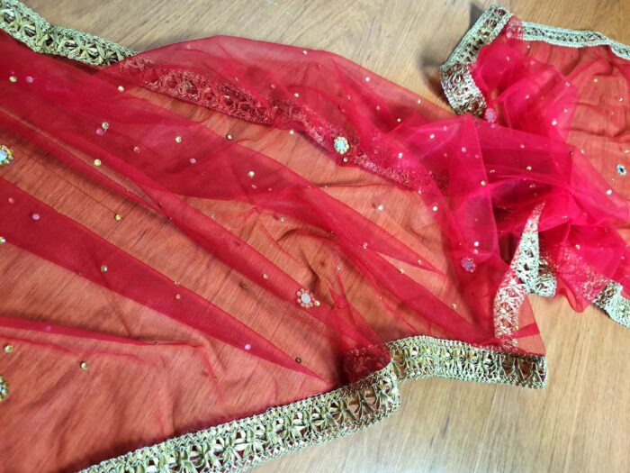 Dupatta vermelha e dourada de noiva com bordados pompons e barrado luxuoso