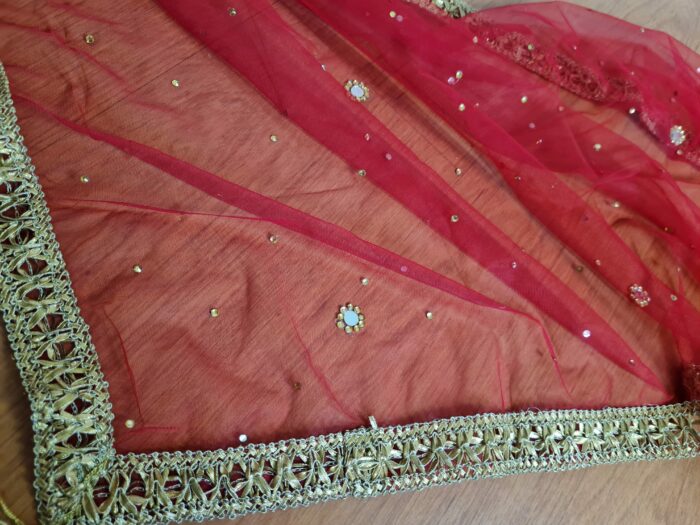Dupatta vermelha e dourada de noiva com bordados pompons e barrado luxuoso