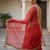 Dupatta vermelha e dourada de noiva com bordados pompons e barrado luxuoso