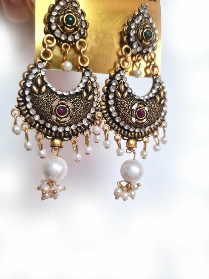 Brinco indiano clássico dourado com pedras e guizos de pérolas