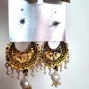 Brinco indiano clássico dourado com pedras e guizos de pérolas