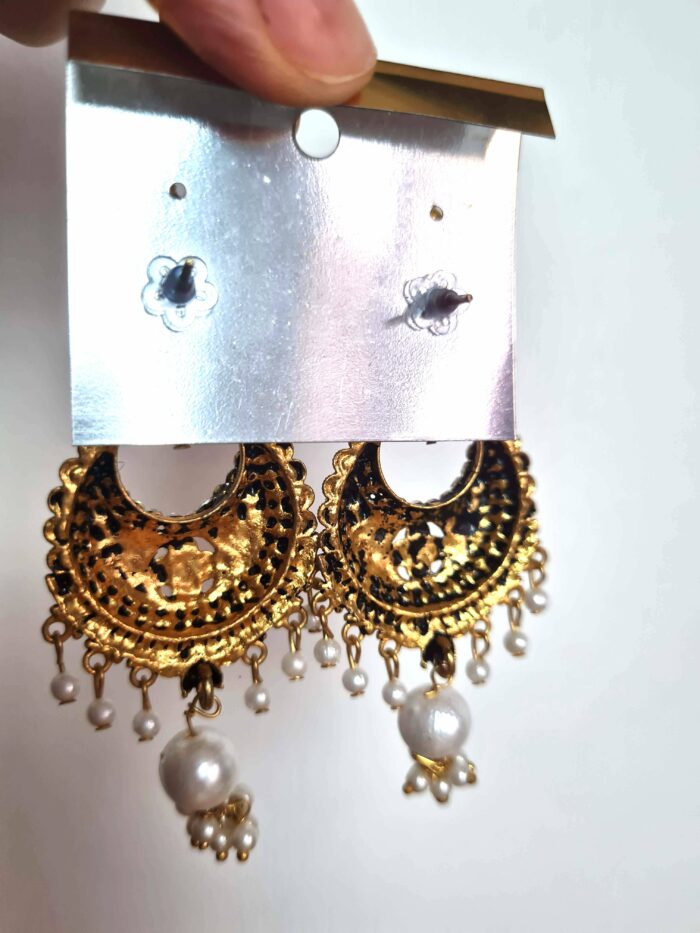 Brinco indiano clássico dourado com pedras e guizos de pérolas