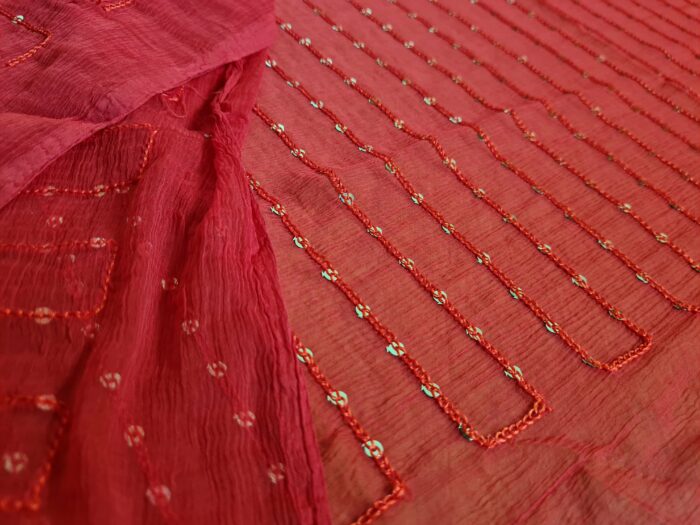 20241126_162931 Dupatta vermelha com fios bordados de lantejoulas