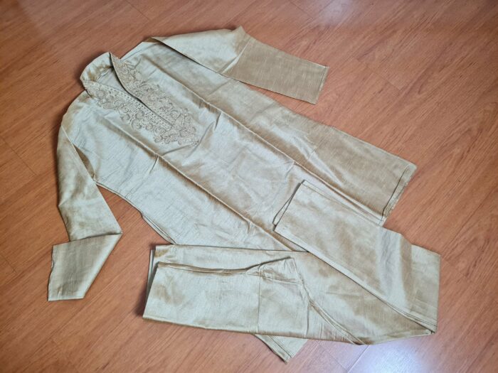 Conjunto completo de vestuário para noivo em casamentos indianos ocre dourado