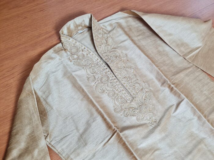 Conjunto completo de vestuário para noivo em casamentos indianos ocre dourado