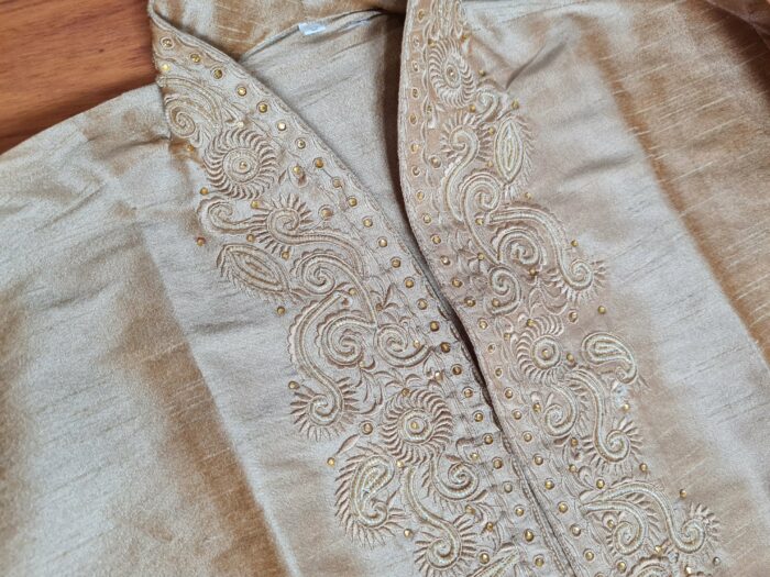 Conjunto completo de vestuário para noivo em casamentos indianos ocre dourado