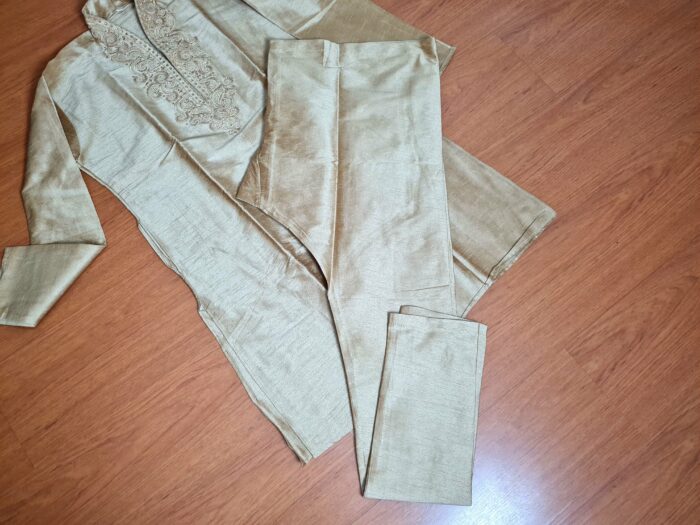 Conjunto completo de vestuário para noivo em casamentos indianos ocre dourado