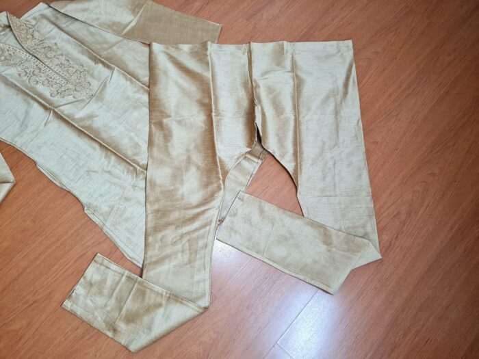 Conjunto completo de vestuário para noivo em casamentos indianos ocre dourado