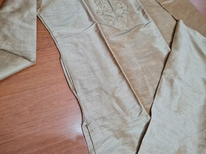 Conjunto completo de vestuário para noivo em casamentos indianos ocre dourado