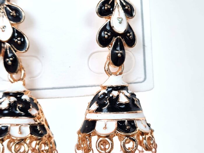 Brinco indiano Meenakari Jhumka preto com pérolas