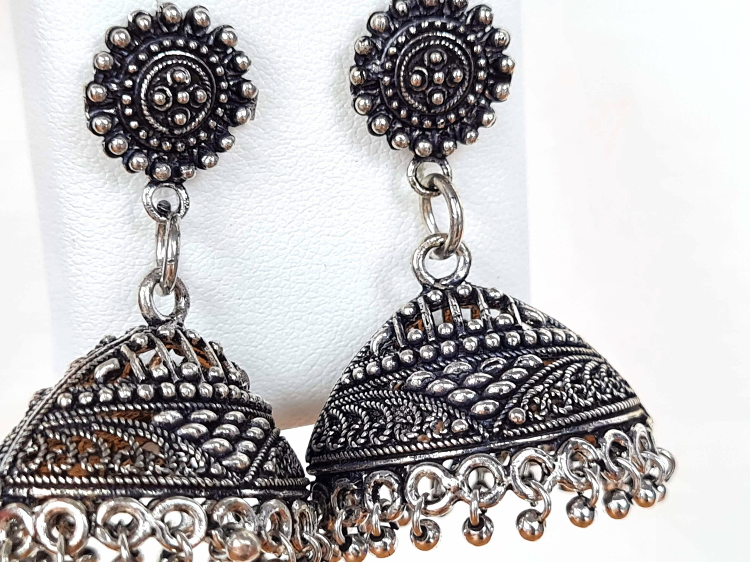 Brinco indiano design Jhumka prateado sino alongado