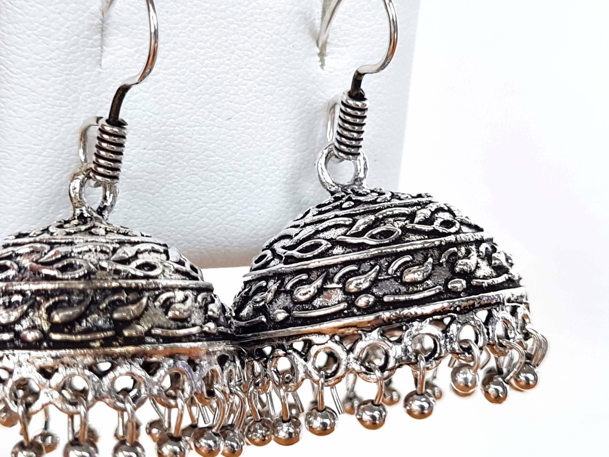 Brinco indiano design Jhumka prateado sino médio