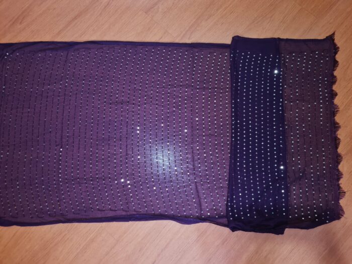 Dupatta roxa com fios bordados de lantejoulas