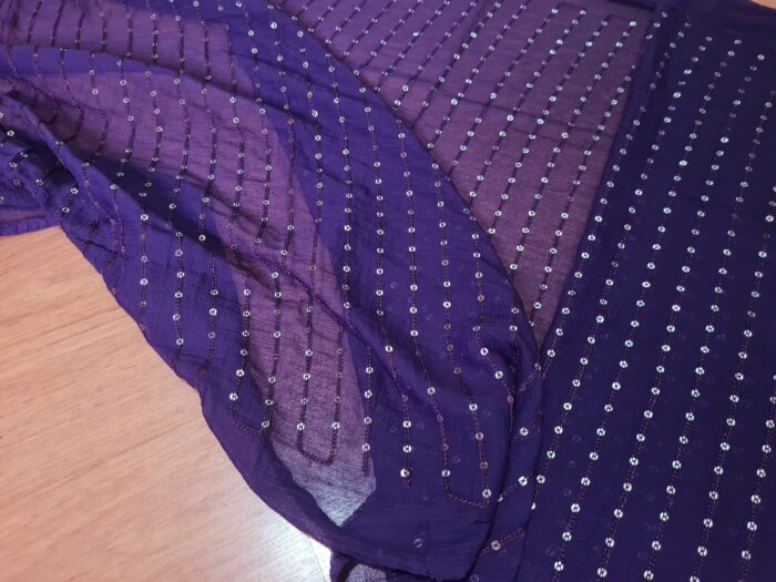 Dupatta roxa com fios bordados de lantejoulas