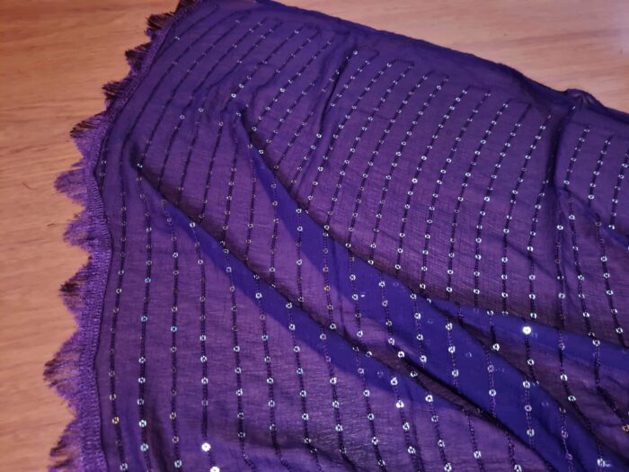 Dupatta roxa com fios bordados de lantejoulas
