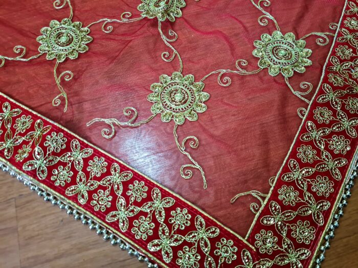 Dupatta vermelha e dourada de noiva com bordados pedras e barra luxuosa