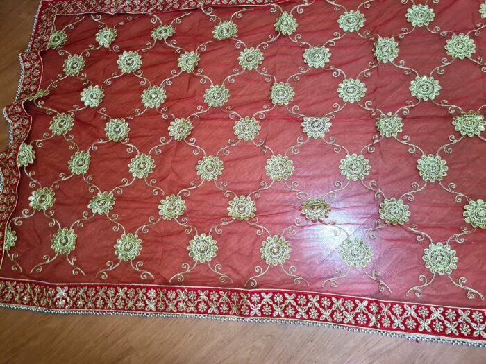 Dupatta vermelha e dourada de noiva com bordados pedras e barra luxuosa