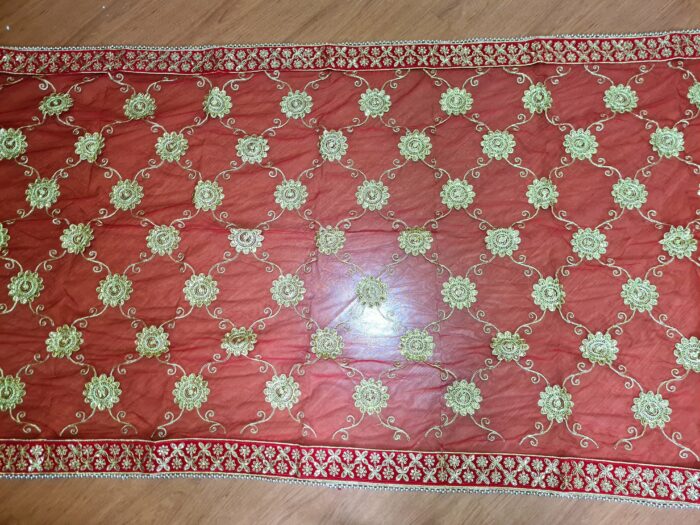 Dupatta vermelha e dourada de noiva com bordados pedras e barra luxuosa