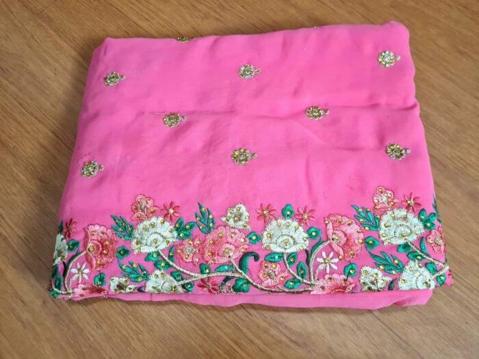 Sari indiano de seda luxuoso todo bordado rosa médio e verde floral