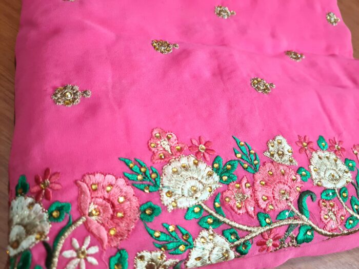 Sari indiano de seda luxuoso bordado rosa médio com verde floral