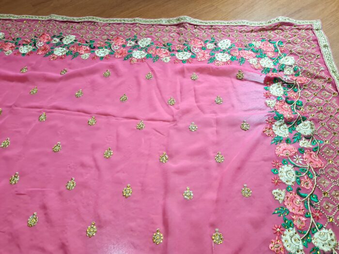 Sari indiano de seda luxuoso bordado rosa médio com verde floral
