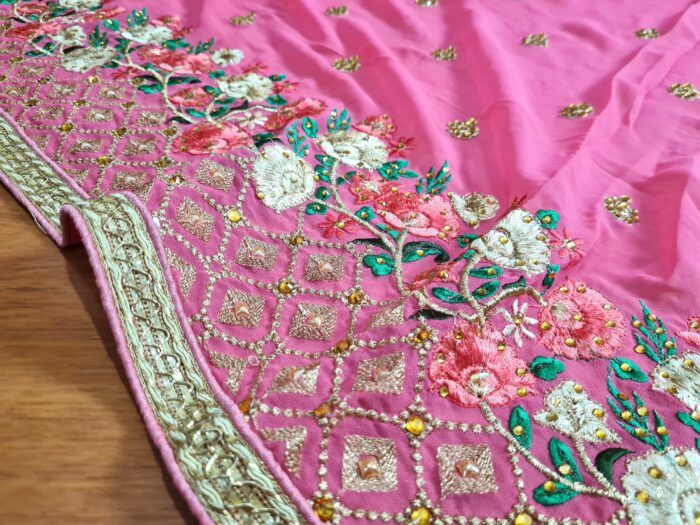 Sari indiano de seda luxuoso bordado rosa médio com verde floral