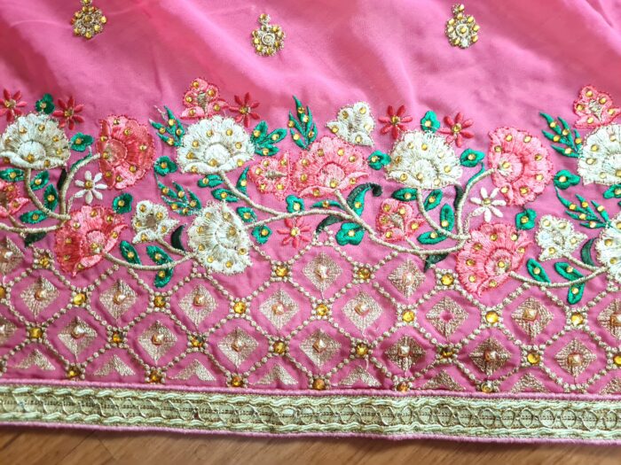 Sari indiano de seda luxuoso bordado rosa médio com verde floral