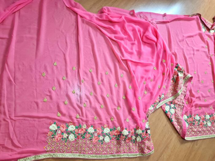 Sari indiano de seda luxuoso bordado rosa médio com verde floral