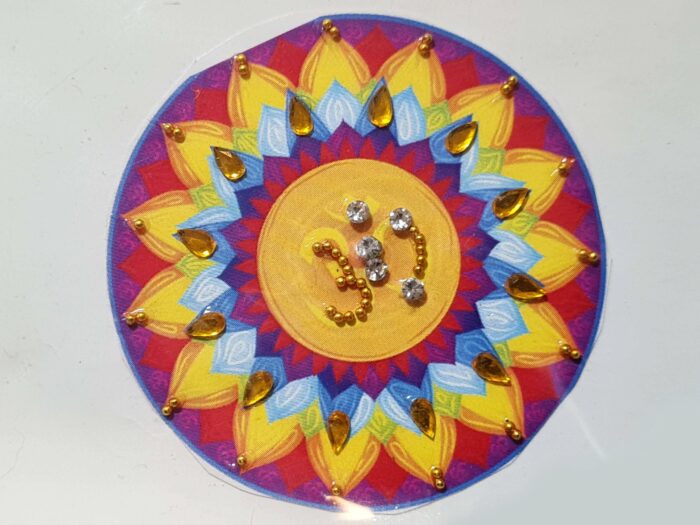 Tatuagem indiana de mandala OM com aplique de pedras
