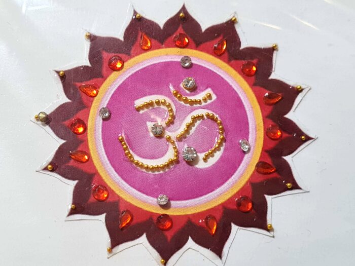 Tatuagem indiana de mandala OM com aplique de pedras