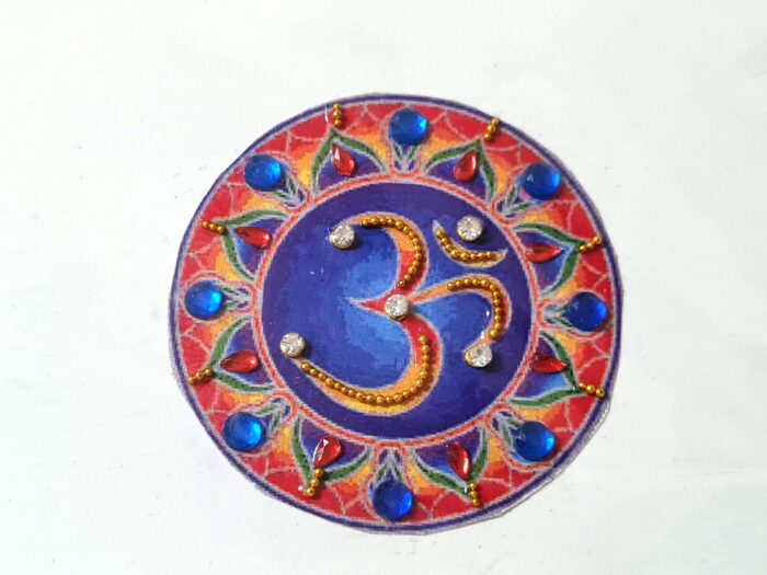 Tatuagem indiana de mandala OM com aplique de pedras color