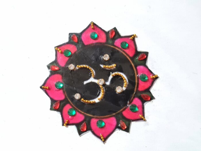 Tatuagem indiana de mandala OM com aplique de pedras