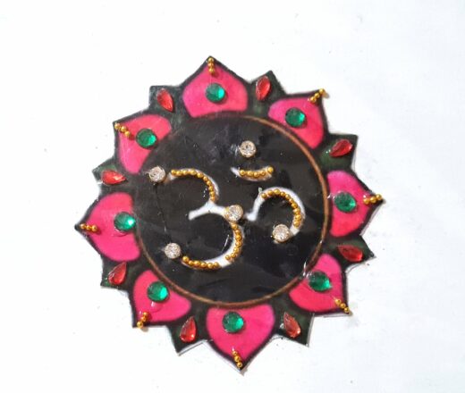 Tatuagem indiana de mandala OM com aplique de pedras