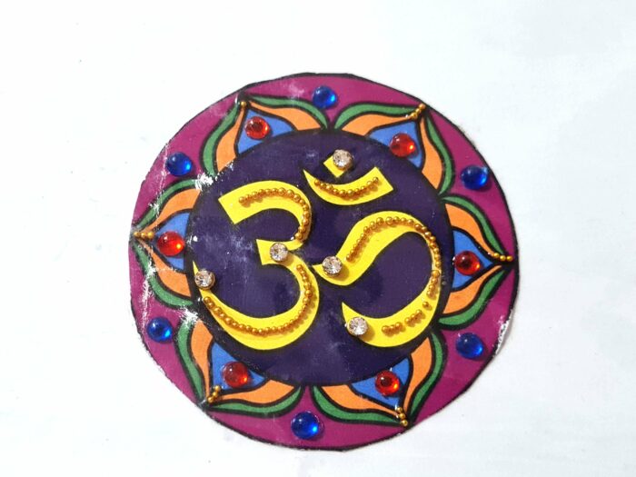 Tatuagem indiana de mandala OM com aplique de pedras color