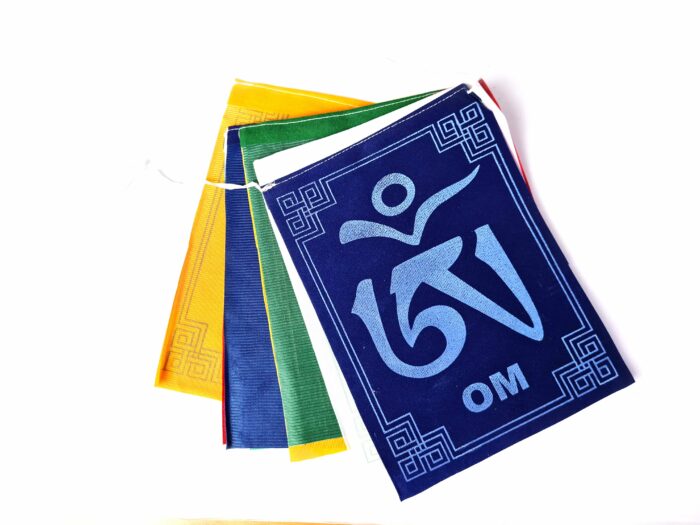 Bandeiras tibetanas veludo do mantra "Om Mani Padme Hum" (19cm x 13cm)
