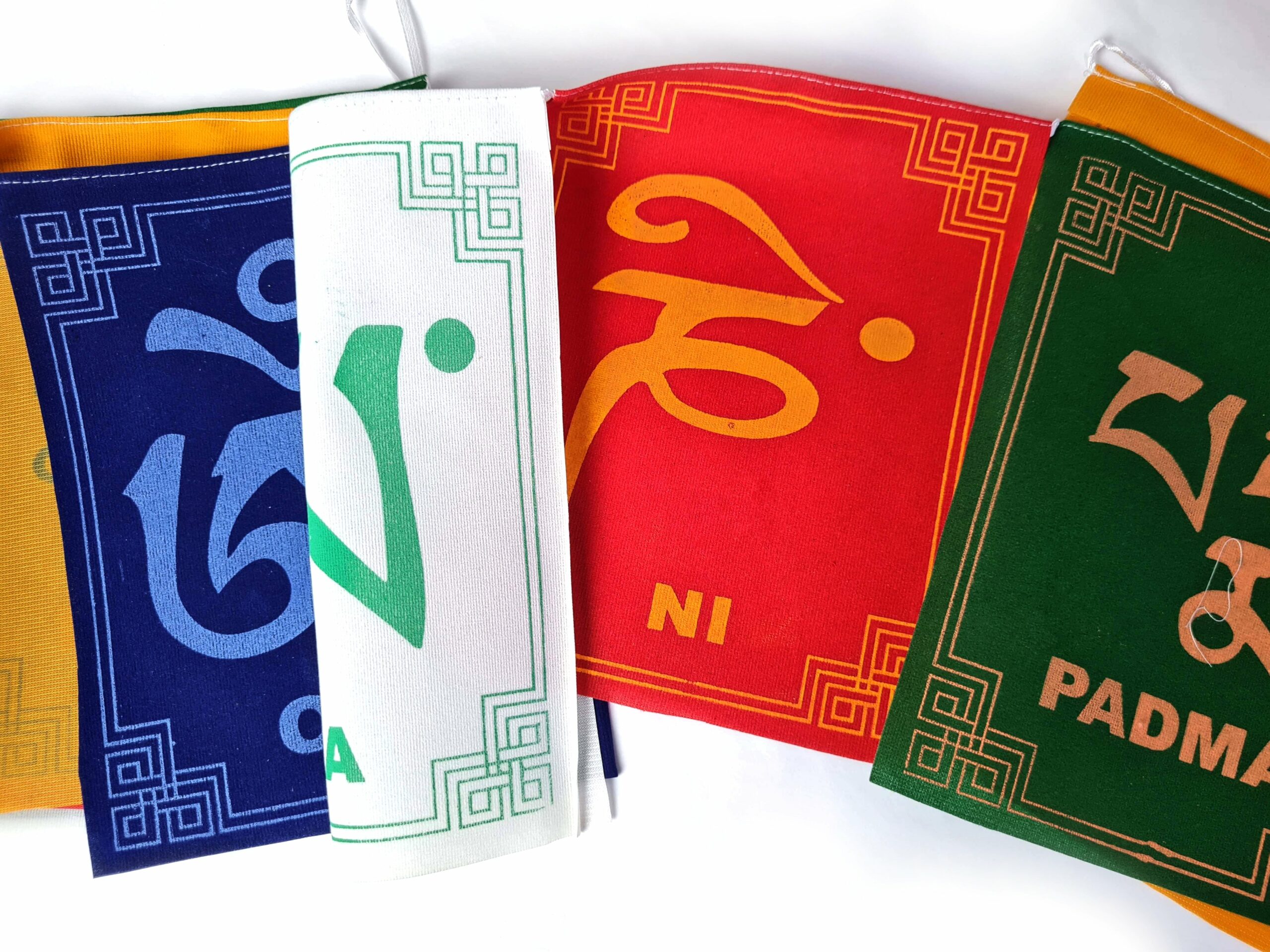 Bandeiras tibetanas veludo do mantra "Om Mani Padme Hum" (19cm x 13cm)