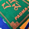 Bandeiras tibetanas veludo do mantra "Om Mani Padme Hum" (19cm x 13cm)