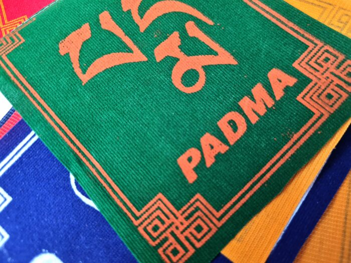 Bandeiras tibetanas veludo do mantra "Om Mani Padme Hum" (19cm x 13cm)