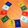 Bandeiras tibetanas veludo do mantra "Om Mani Padme Hum" (19cm x 13cm)