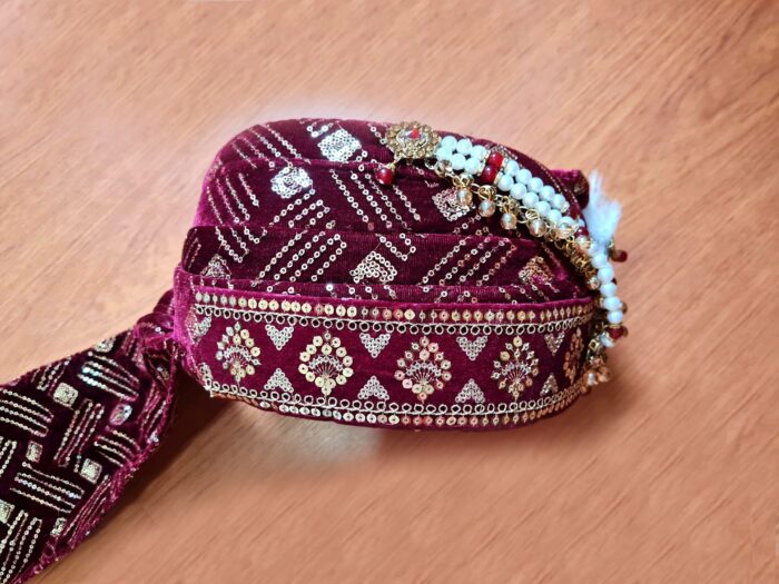 20250308_141143 Turbante indiano masculino pronto para uso vinho e dourado com pedrarias