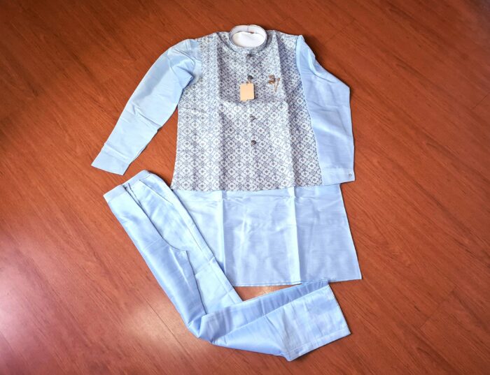 Conjunto de 3 peças para noivo em casamentos indianos, em azul claro com bege, com acabamento sofisticado.