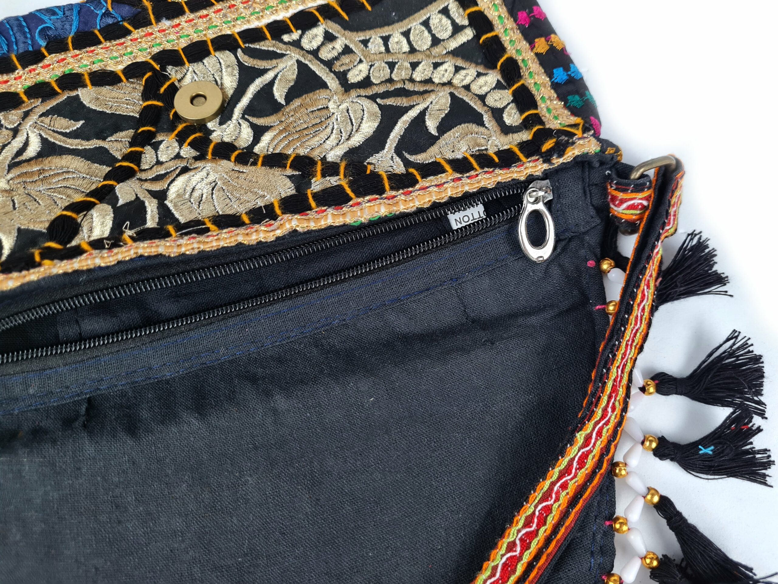 Bolsa indiana Banjara 100% bordada a mão preto e coloridos