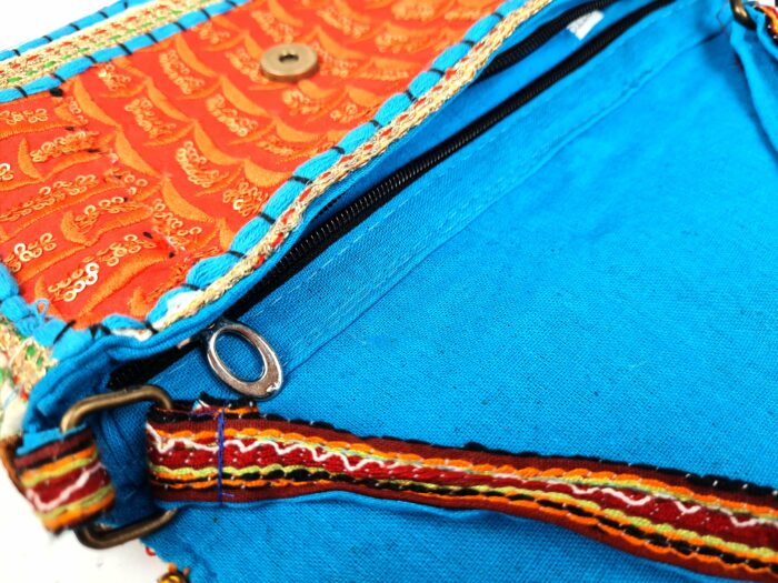 Bolsa indiana Banjara 100% bordada a mão azul claro e coloridos