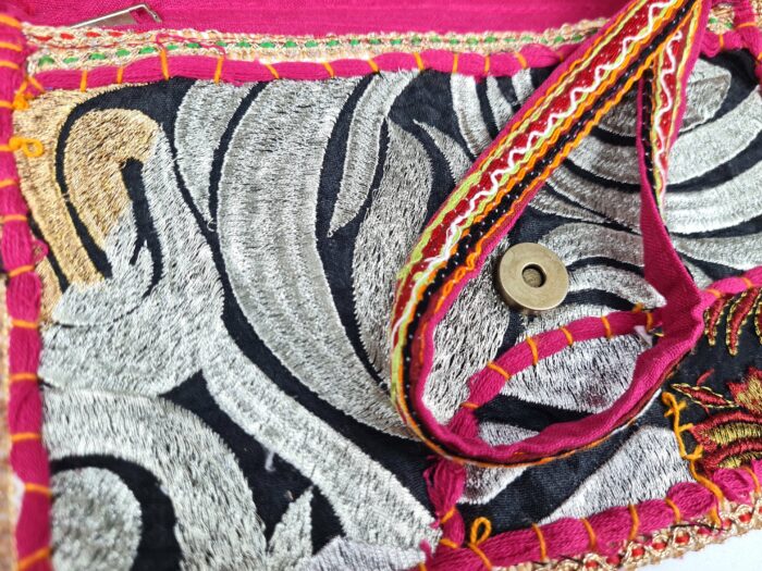 Bolsa indiana Banjara 100% bordada a mão rosa e coloridos