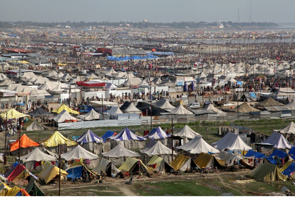 Kumbh Mela, acampamento, pois dura 45 dias, os fieis querem aproveitar ao máximo todas as atividades