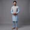 Jacket Kurta Set em Seda azul claro Banarasi com Broche