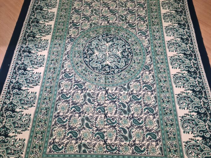 20250414_112658 Colcha indiana ou painel decorativo Mandala Paisley preto bege e verde 2m